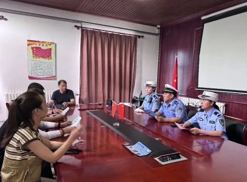 临汾公安交警走进辖区社区开展暑期交通安全宣传活动