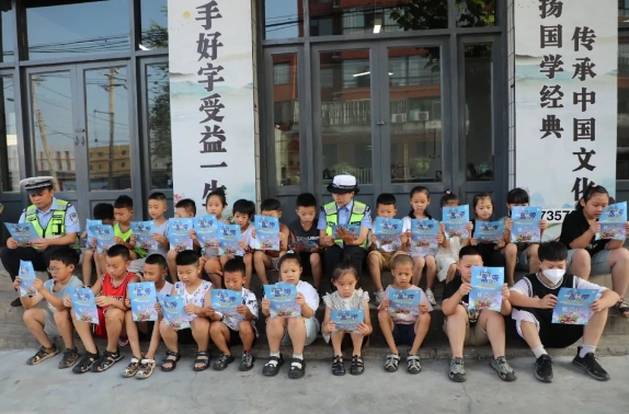 “小叮嘱”守护“大安全”——临汾公安交警走进辖区学生兴趣班开展暑期交通安全宣传主