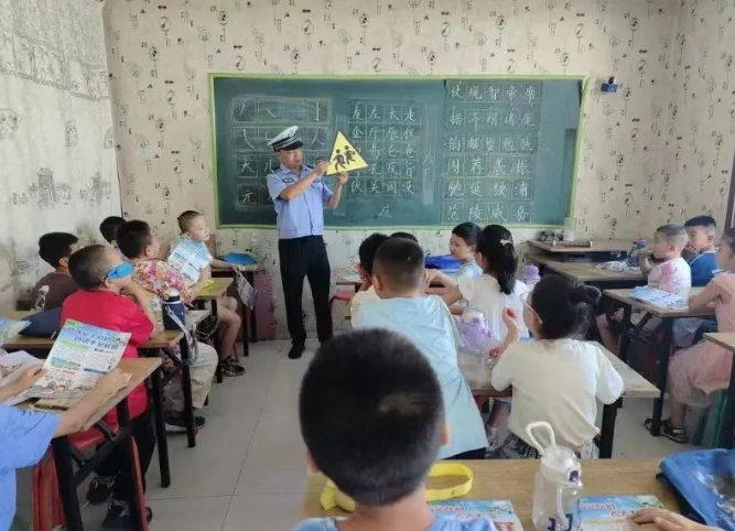 吕梁兴县公安：“书交通，写安全”传承国粹书法  倡导文明交通