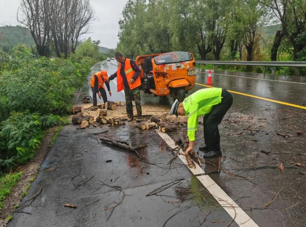 暴雨如注，“警”急守护！临汾公安交警雨中执勤保畅通