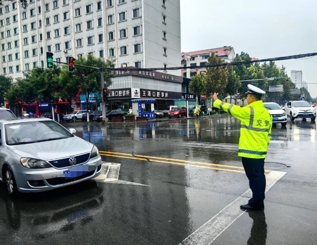 雨天“守路人” 平安“守护者”——吕梁交警以“雨”为令 全力保安全 保畅通