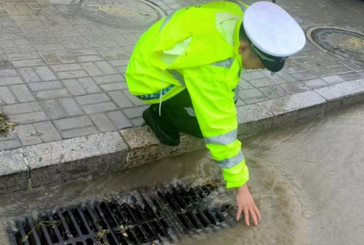 雨季汛期！吕梁汾阳交警温情守护  雨中执勤保畅通