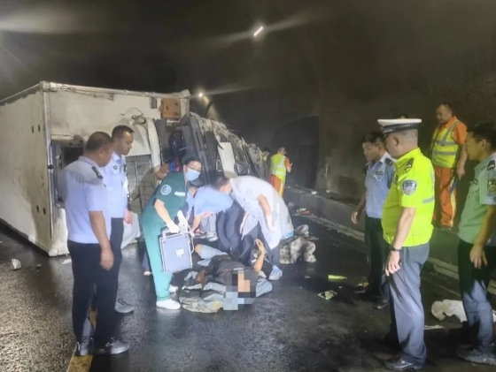 太原娄烦：箱货车侧翻驾驶员被困  交所联动上演生死营救
