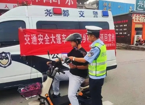 临汾公安交警走进辖区农村开展交通安全宣传活动 守护夏季“平安路”