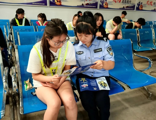 临汾公安交警进辖区驾校开展交通安全宣传活动， 为安全“充电” 从“新手”做起