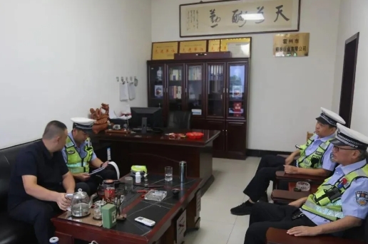 临汾公安交警走进辖区运输企业开展暑期交通安全宣传活动 拧紧货运企业“安全阀”