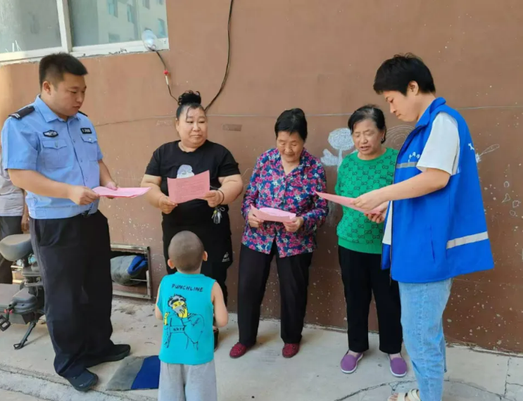 晋中左权县营盘社区警务室民辅警对乐居苑小区开展安全隐患排查