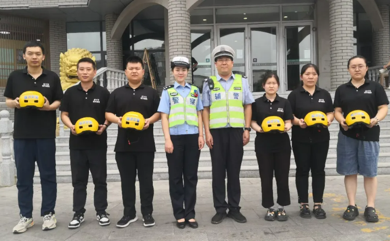 临汾市公安局交警支队直属二大队走进企业开展暑期交通安全宣传警示教育活动
