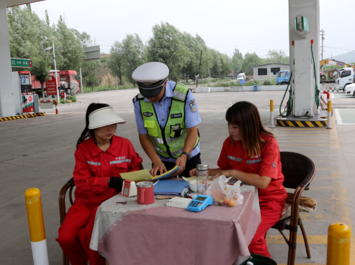 吕梁交口交警走进加油站 为交通安全“鼓劲加油”