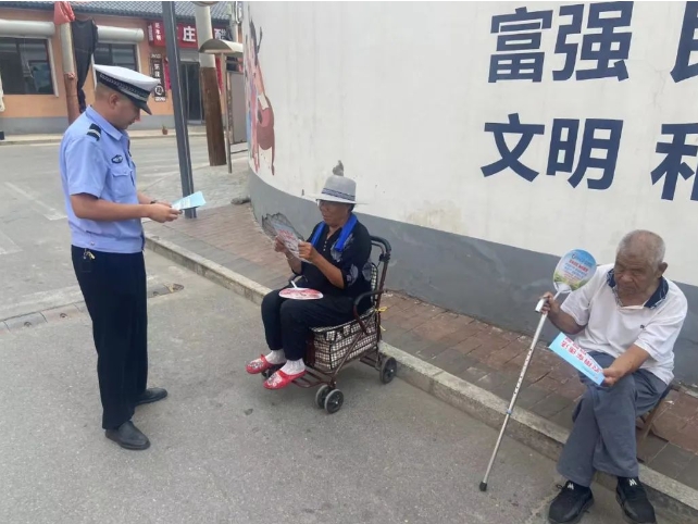 交通安全同守护 ——临汾公安交警走进辖区农村针对“一老一小”群体开展交通安全宣传