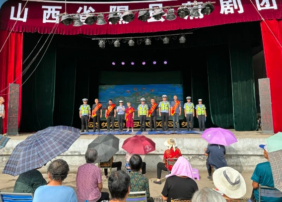 临汾公安交警支队深入洪洞县走上乡村大戏台，巧唱夏季“美丽乡村行”交通安全宣传戏