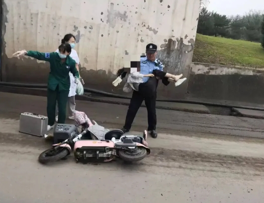 民警这一抱，很暖！