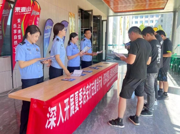 长治高新公安开展夏季治安打击整治行动集中宣传活动