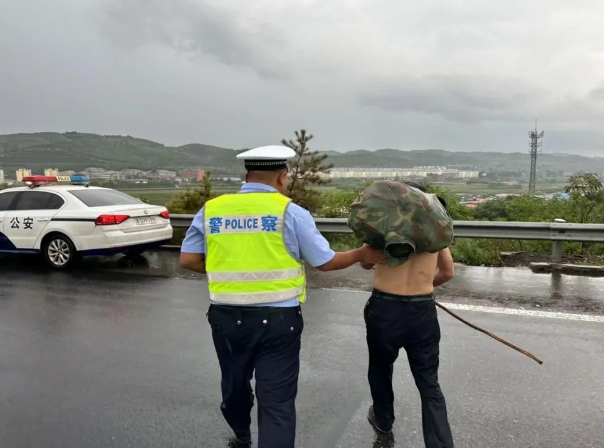 老人冒雨高速行走  山西交警紧急暖心救助