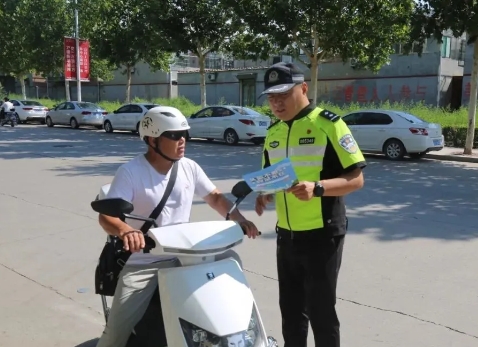 临汾公安交警走进辖区社区开展交通安全宣传教育活动 筑牢出行平安路