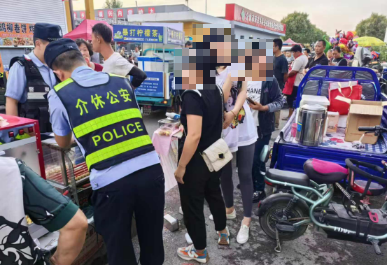 山西介休公安城关所：群众摆摊起纠纷  民警调解促和谐