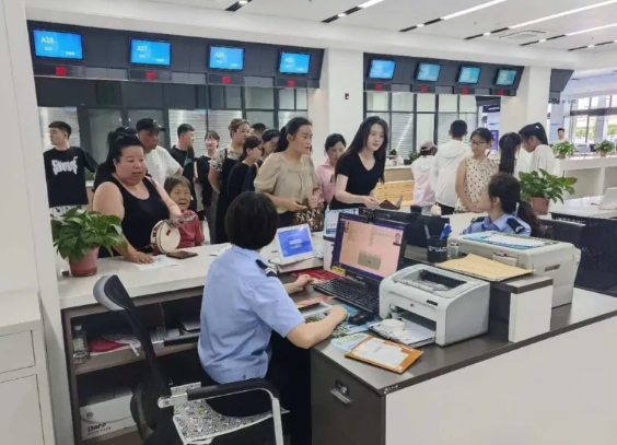 长治壶关公安：专场办、延时办、委托办……暑期办证“升温” 为民服务“不减”