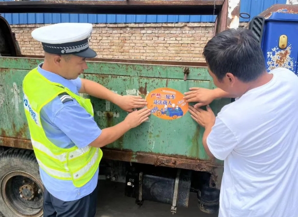 临汾公安交警走进辖区农村开展“严禁三轮车违法载人”主题宣传活动