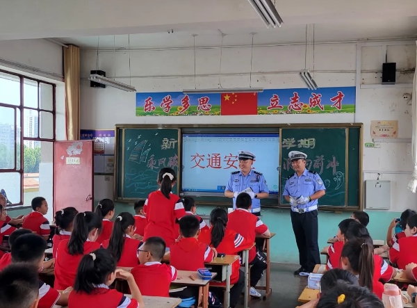 长治屯留公安：守护开学季  撑起“平安伞”