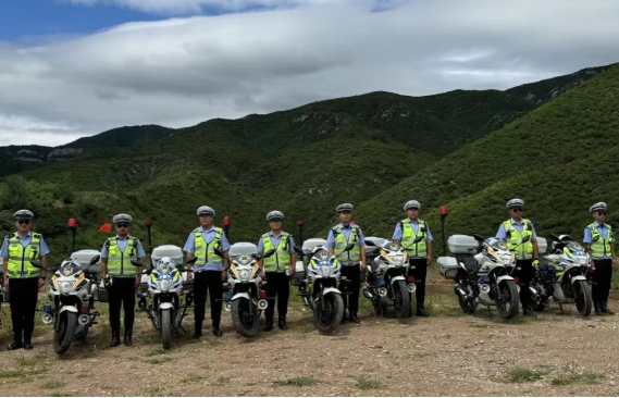 吕梁汾阳：学子远足振精神  交警全程护航保安全