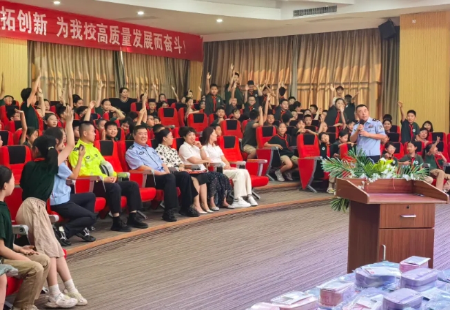 临汾市公安局交警支队进校园 点亮交通安全“第一课”