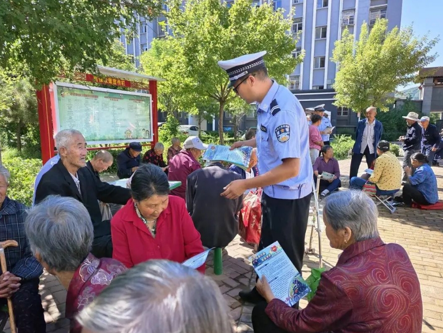 吕梁兴县交警走进社区开展交通安全宣传活动