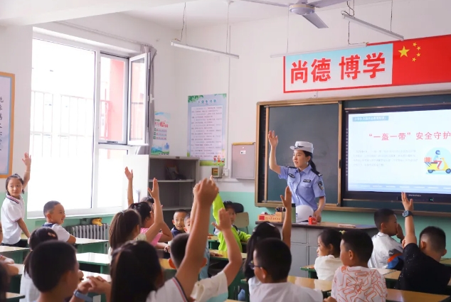 开学第一课  吕梁中阳县公安局交警大队敲响交通“安全铃”