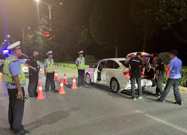 临汾市公安局交警支队深入开展夏夜治安巡查宣防第三次集中统一行动