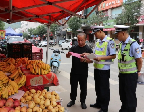 吕梁交口交警：水果摊点话安全  百姓平安瓜更甜
