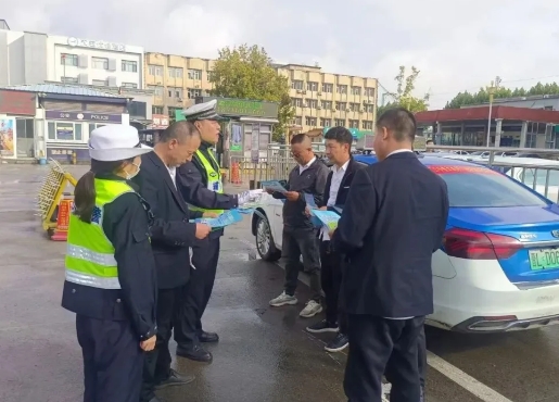 临汾公安交警支队直属一大队走进辖区客运站开展交通安全警示教育活动