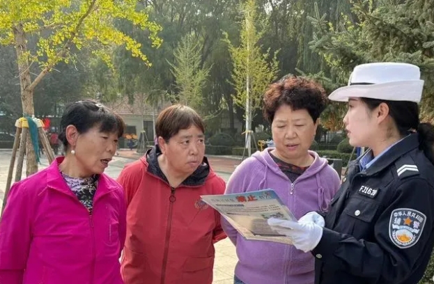 长治壶关交警进社区开展秋季交通安全宣传活动