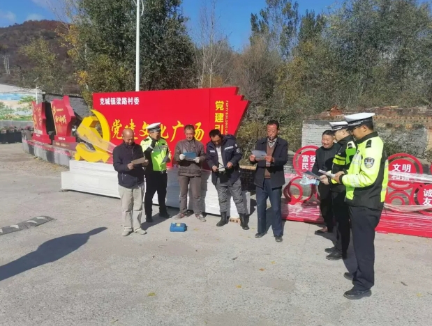 临汾蒲县公安交警进农村开展秋收农忙季交通安全宣传活动