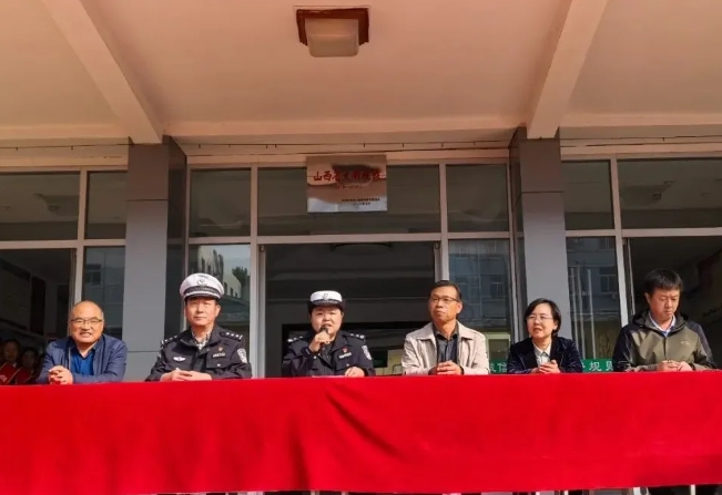 交通安全进校园——临汾公安交警走进辖区学校开展交通安全暨“三个”十小事宣传活动