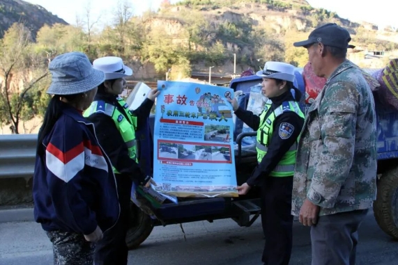 临汾公安交警组织开展三轮车违法载人专项整治暨三个“十小事”宣传活动
