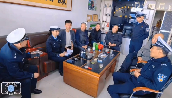 吕梁岚县交警进“两客一危”企业宣传 拧紧交通安全弦