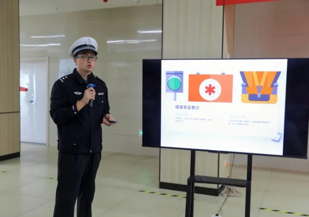 吕梁汾阳交警走进职业高中开展交通安全宣传活动