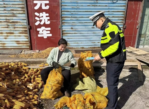 临汾蒲县公安交警开展美丽乡村行交通安全宣传活动