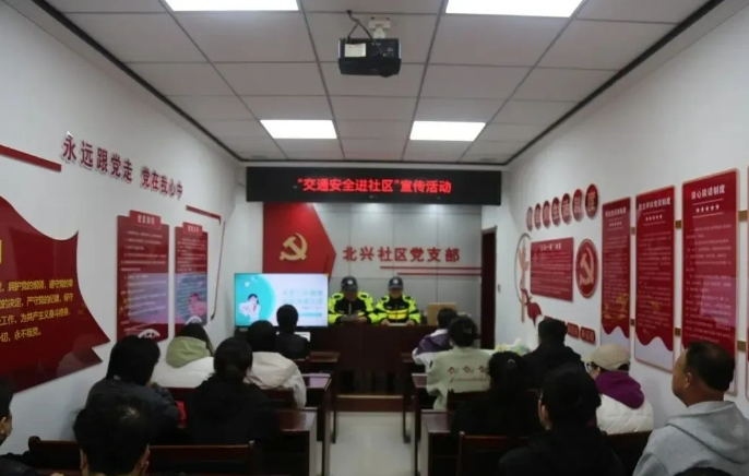 临汾公安交警走进辖区社区开展秋季交通安全宣传活动  让文明交通理念内化于心 外现