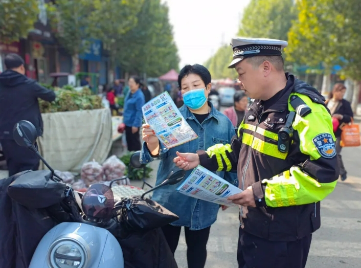 临汾尧都区：交警宣传进集市 “烟火气”中送“安全”