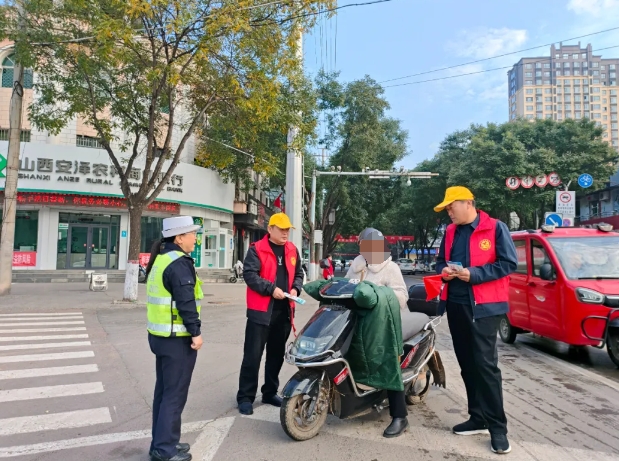 临汾安泽公安交警走上客运车辆开展交通安全宣传活动暨打击“黄牛”“黑中介”顽瘴痼疾