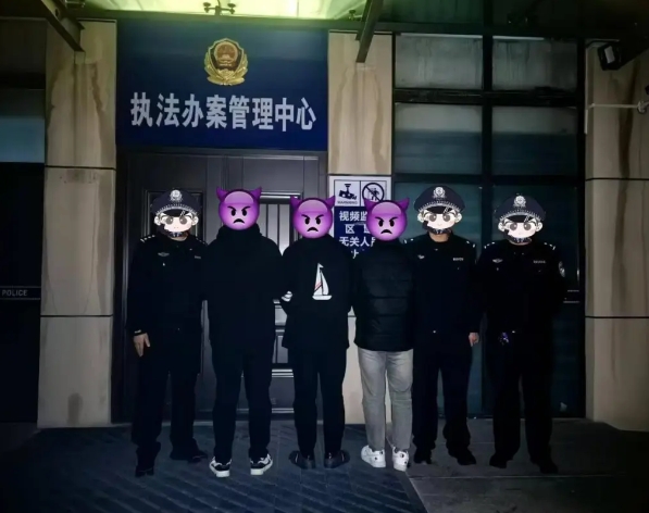 “拉车门”盗窃，4人被抓！