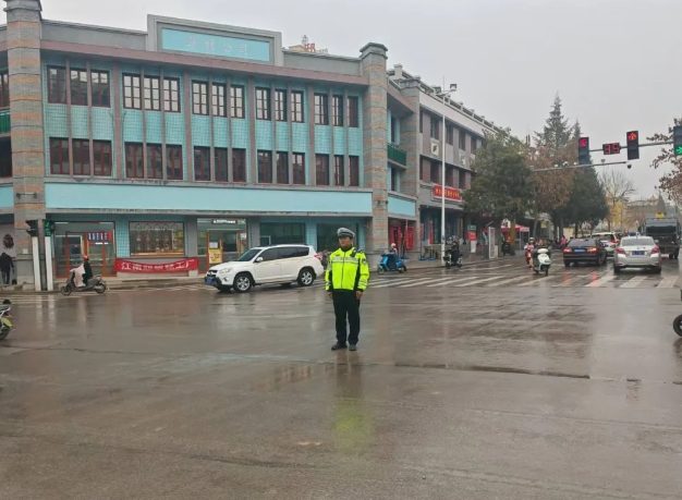 临汾蒲县公安交警雨中执勤保畅通