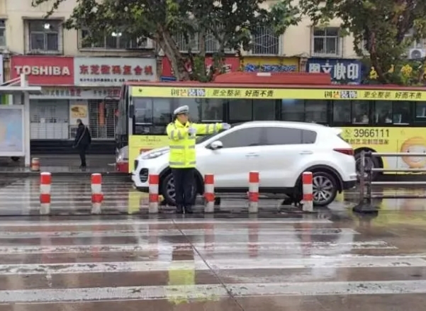雨中坚守  护您平安——临汾公安交警雨中执勤保畅通