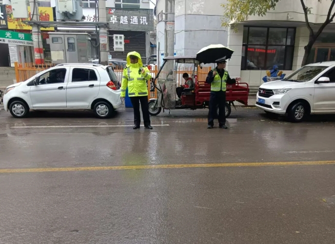 “警”色相伴 “雨”你同行——临汾安泽公安交警雨中执勤 坚守岗位保畅通