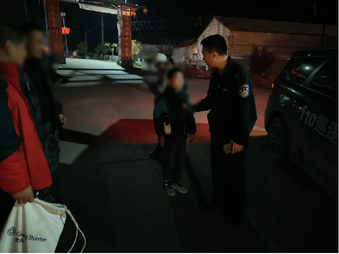 山西左权县公安局芹泉派出所：10岁少年离家出走  民警连夜帮助巡回