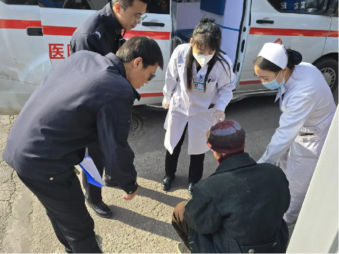 山西左权县公安局辽阳派出所民警暖心救助一名摔倒老人