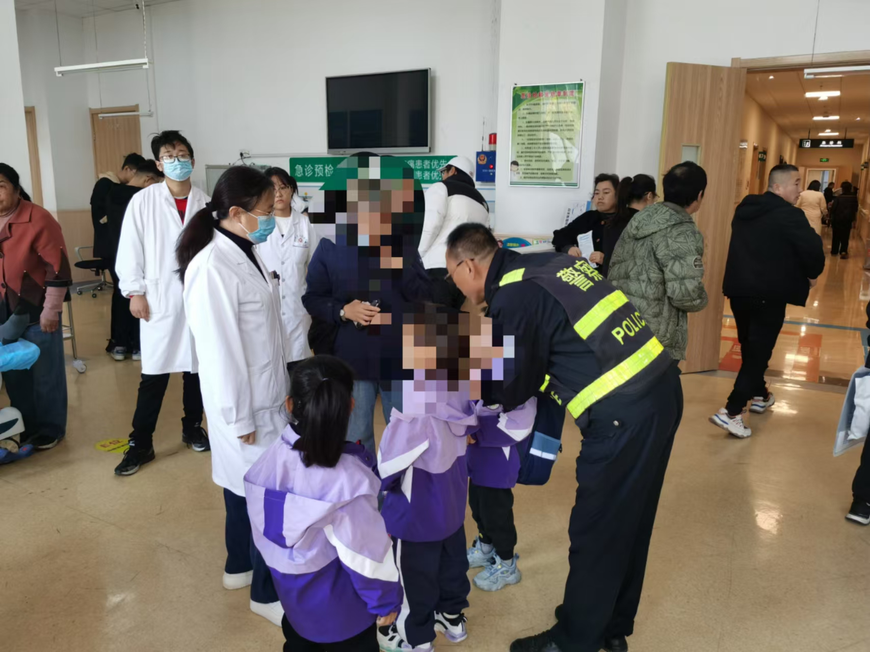 晋中介休：马蜂蜇伤多名孩童  民警紧急护送就医