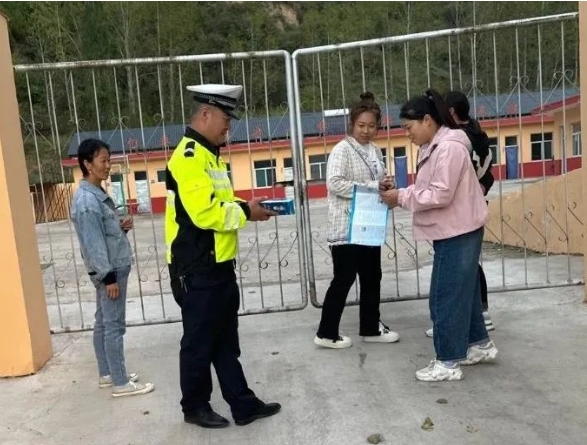 临汾公安交警走进辖区农村针对“一老一小”重点群体开展交通安全宣传活动