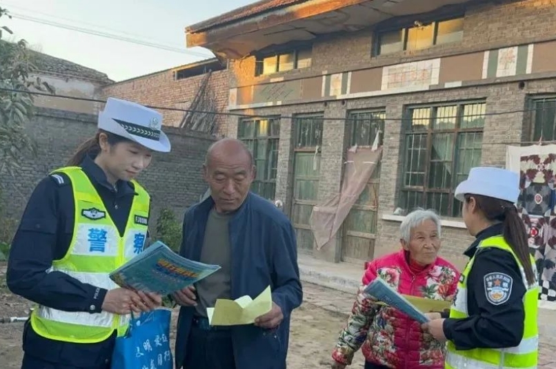 关爱“一老一小” 走村入户“唠”安全 ——临汾公安交警走进农村开展秋冬季交安宣传