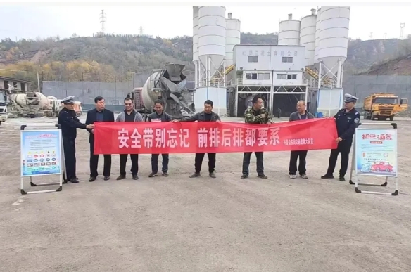 吕梁兴县交警深入货运企业开展交通安全宣传活动